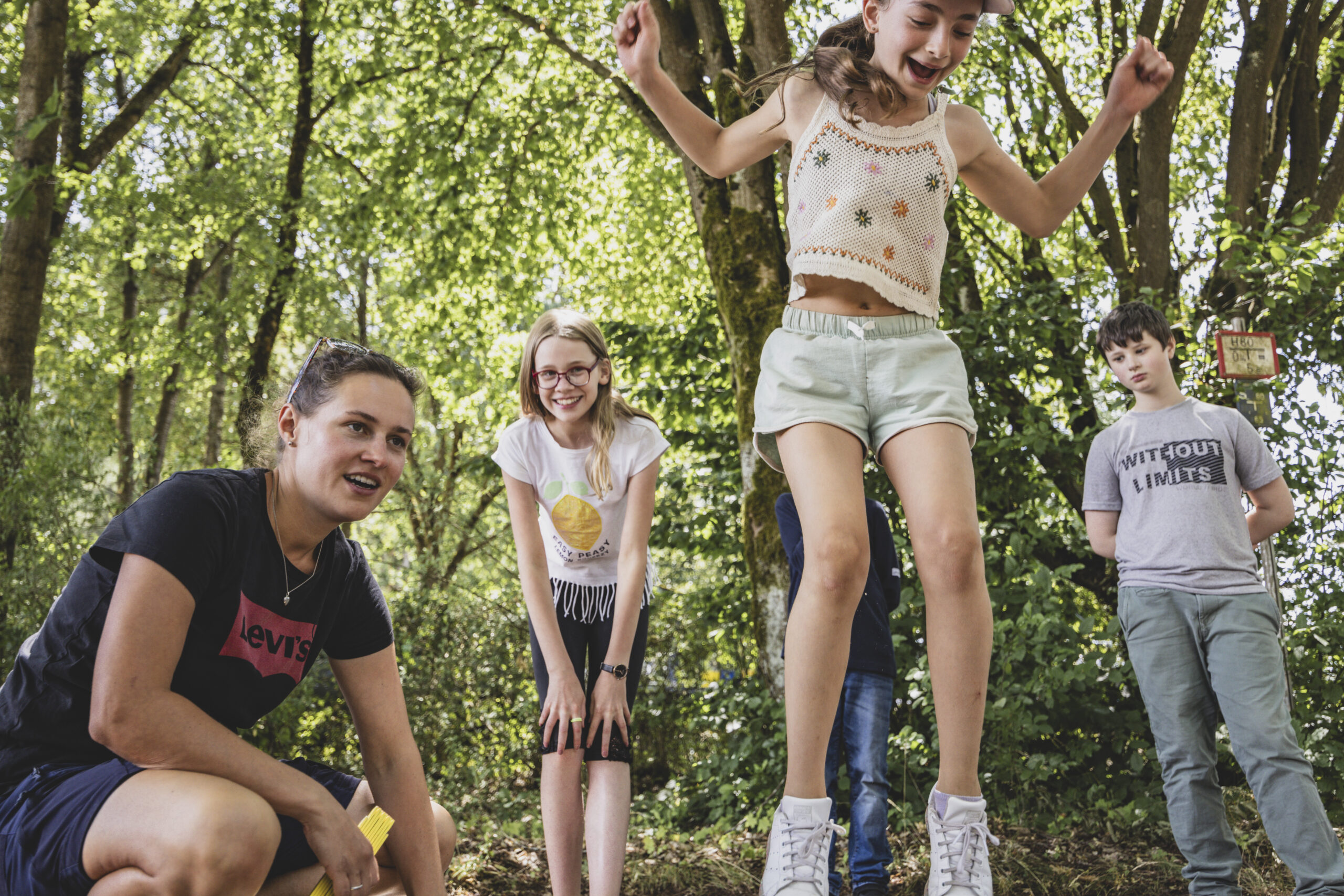 Kinder spielen in der Gruppe